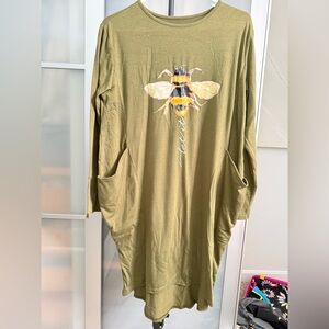 ⚠️‼️Olive Green and coral Dress set with Bee Graphic and side pockets ‼️⚠️